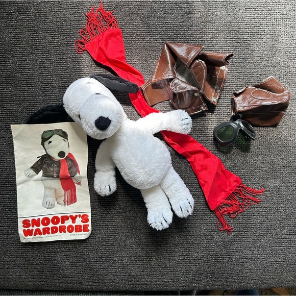 Snoopy | 1950s plush with 5 outfits and carrying case collectible - Picture 6 of 15
